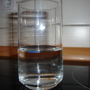 Experiment 11, Bild 1: Wasser dehnt sich beim Gefrieren aus, das flüssige Wasser reicht bis zur Markierung