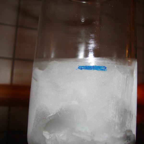 Experiment 11, Bild 2: Wasser dehnt sich beim Gefrieren aus, das gefrorene Wasser reicht über die Markierung