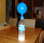 Experiment 18, Bild 4: Der Ballon füllt sich mit Kohlendioxid