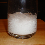 Experiment 19, Bild 2: Backpulver und Essig reagieren miteinander im Glas zu CO2