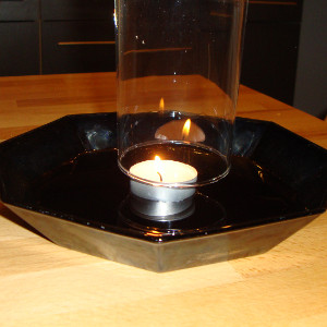 Experiment 32, Bild 1: Eine Kerze als Pumpe. Das Glas über die brennende Kerze stülpen.