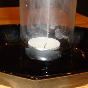 Experiment 32, Bild 2: Eine Kerze als Pumpe. Die Kerze geht aus, das Wasser steigt.